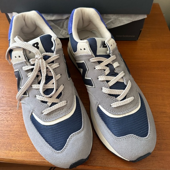 NIB New Balance 574 Men's Navy and Light Gray Sneakers 9.5 - Picture 2 of 6
